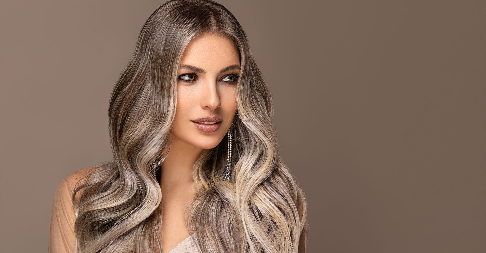 mulher branca de cabelo longo com mechas de hair contour